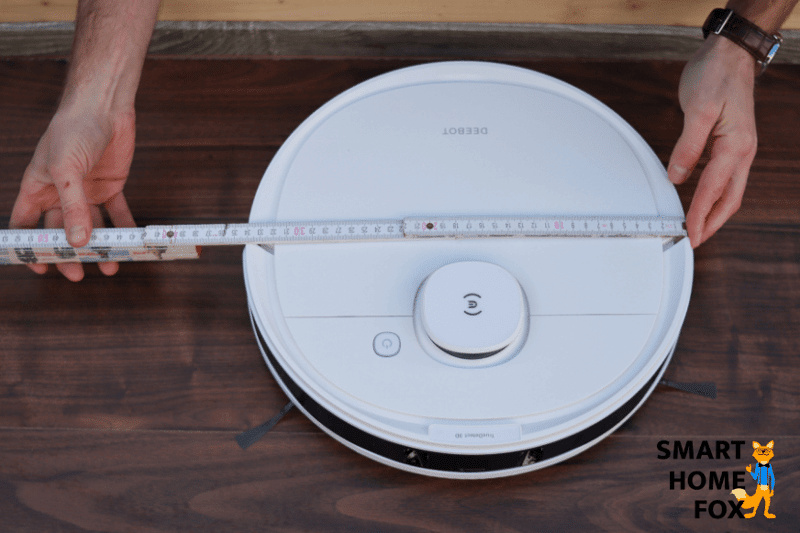 Ecovacs Deebot N8 PRO+ wird mit einem Lineal ausgemessen